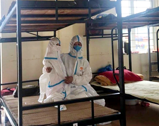 Dân mạng xót xa hình ảnh em bé mặc đồ bảo hộ kín mít trong khu cách ly - 3