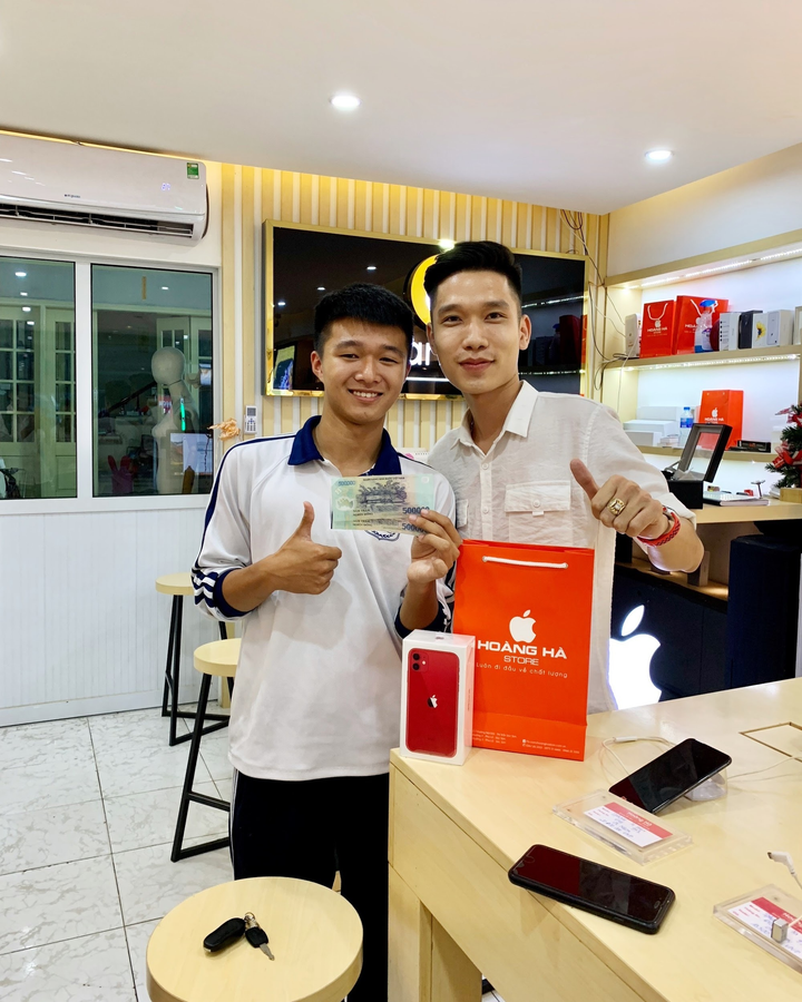 Chủ cửa hàng Nguyễn Trọng Trung tư vấn cách chọn điện thoại cũ chất lượng - 2