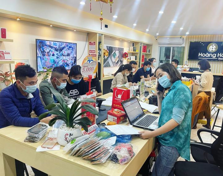 Chủ cửa hàng Nguyễn Trọng Trung tư vấn cách chọn điện thoại cũ chất lượng - 4