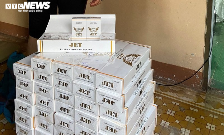 Tạm giữ hình sự 'nữ quái' buôn lậu hơn 50.000 bao thuốc lá - 1
