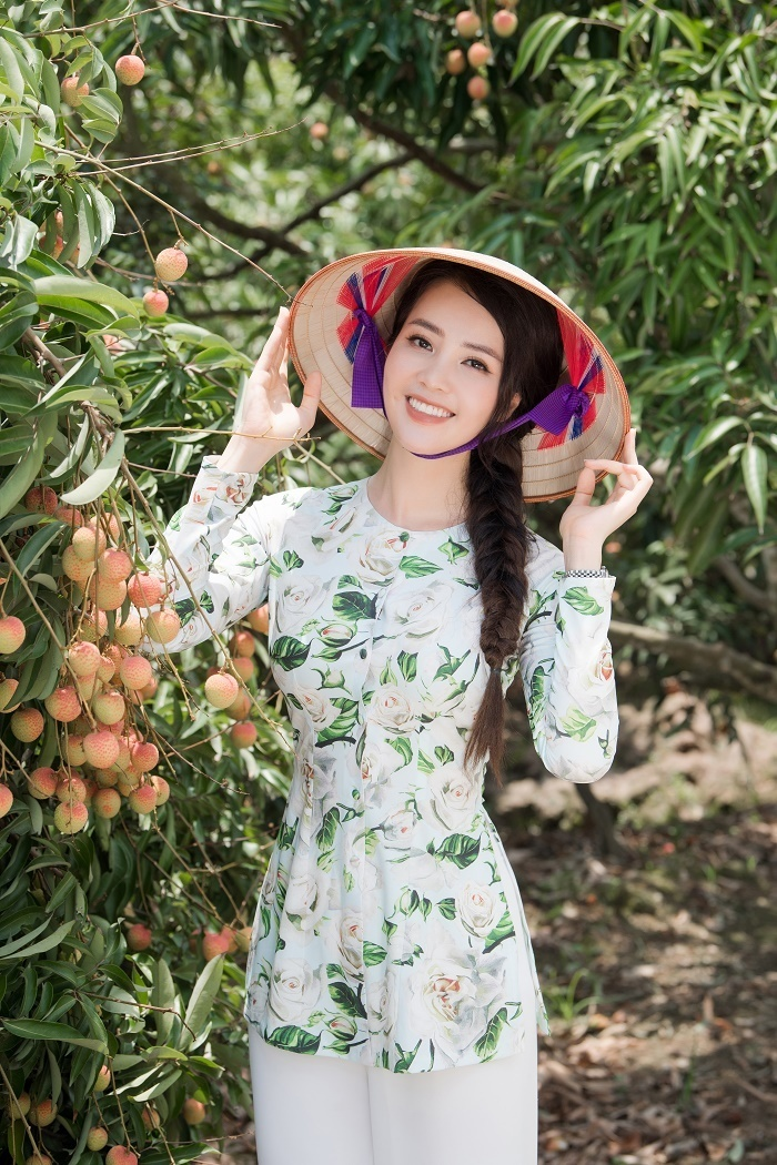 Á hậu Thuỵ Vân đưa con trai đi trải nghiệm việc nhà nông - 4