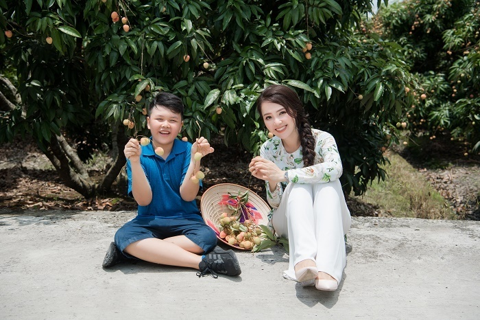 Á hậu Thuỵ Vân đưa con trai đi trải nghiệm việc nhà nông - 2