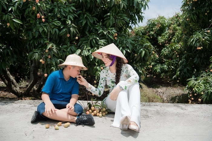 Á hậu Thuỵ Vân đưa con trai đi trải nghiệm việc nhà nông - 3