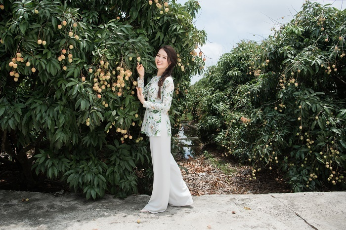 Á hậu Thuỵ Vân đưa con trai đi trải nghiệm việc nhà nông - 1