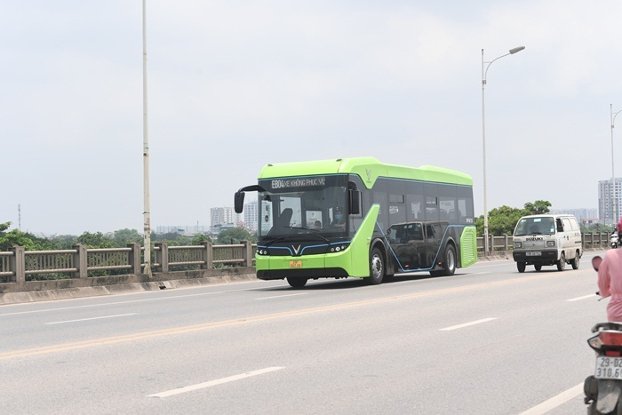 Ảnh: Xe buýt điện thông minh VinBus chạy thử tuyến nội đô Hà Nội - 1