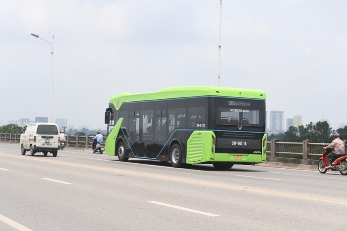 Ảnh: Xe buýt điện thông minh VinBus chạy thử tuyến nội đô Hà Nội - 3