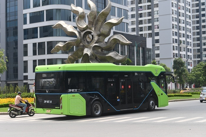 Ảnh: Xe buýt điện thông minh VinBus chạy thử tuyến nội đô Hà Nội - 10