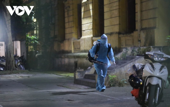 Ảnh: Khẩn cấp phun khử khuẩn, xét nghiệm tất cả cán bộ trong trụ sở Bộ GTVT - 8