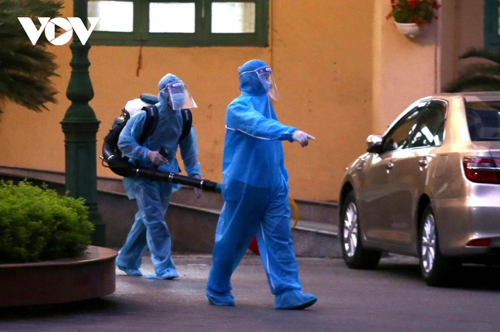 Ảnh: Khẩn cấp phun khử khuẩn, xét nghiệm tất cả cán bộ trong trụ sở Bộ GTVT - 7