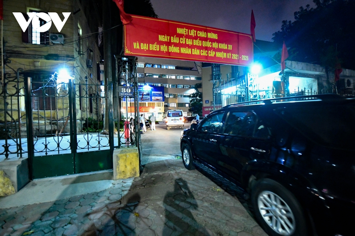 Ảnh: Khẩn cấp phun khử khuẩn, xét nghiệm tất cả cán bộ trong trụ sở Bộ GTVT - 1