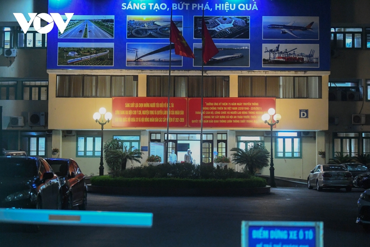 Ảnh: Khẩn cấp phun khử khuẩn, xét nghiệm tất cả cán bộ trong trụ sở Bộ GTVT - 6