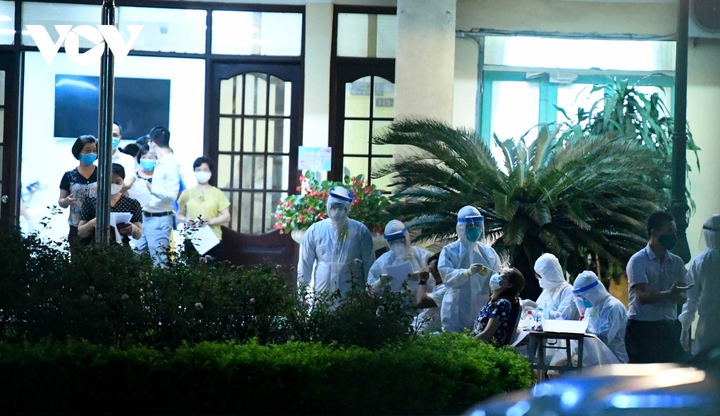 Ảnh: Khẩn cấp phun khử khuẩn, xét nghiệm tất cả cán bộ trong trụ sở Bộ GTVT - 12