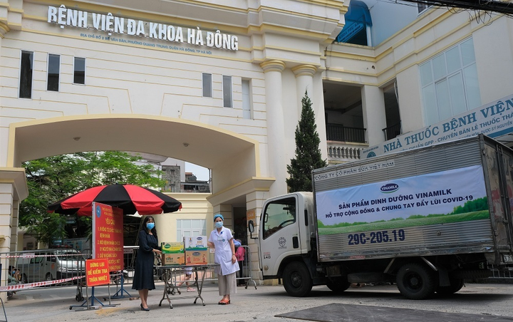 Vinamilk hỗ trợ người dân và lực lượng tuyến đầu chống dịch COVID-19 năm 2021 - 2