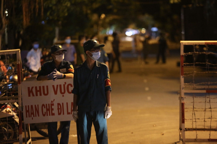 Phong toả khu nhà trọ ở TP.HCM liên quan ca nghi mắc COVID-19 - 1