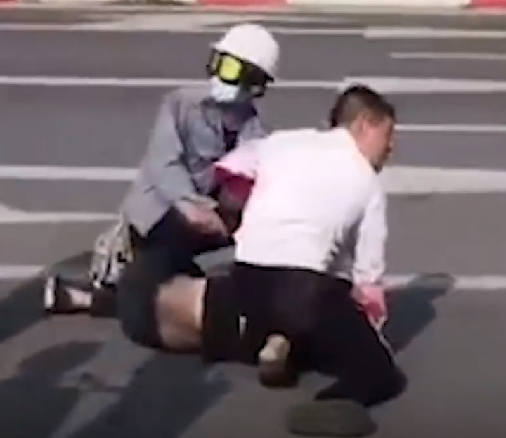 Tài xế trọng thương tự vật lộn với tên cướp: Sự vô cảm đã lên mức tột đỉnh - 2