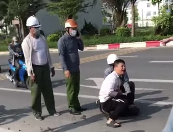 Giám đốc Công an Hà Nội tặng giấy khen cho người giúp tài xế taxi bắt cướp - 1