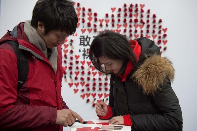 Ngăn dân ly dị vào ngày tình yêu, cơ quan chức năng ở Trung Quốc phải xin lỗi - 1
