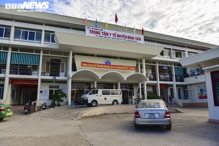 Ăn bánh mì, 26 người ở Quảng Ngãi nhập viện cấp cứu - 1