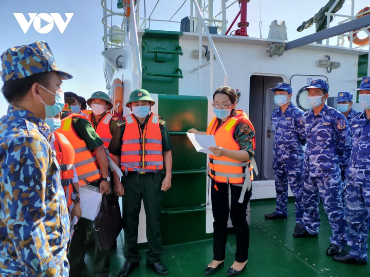 Ảnh: Cán bộ, chiến sĩ bầu cử sớm trên biển Bạc Liêu - 4