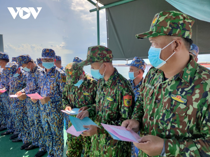 Ảnh: Cán bộ, chiến sĩ bầu cử sớm trên biển Bạc Liêu - 5