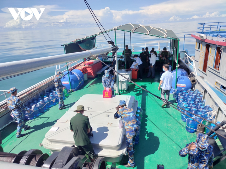 Ảnh: Cán bộ, chiến sĩ bầu cử sớm trên biển Bạc Liêu - 7