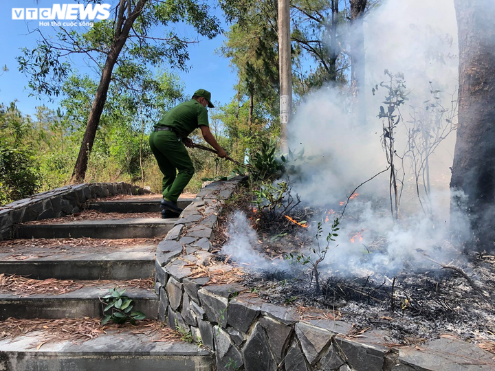 Ảnh: Hàng trăm người căng mình dập cháy rừng ở Quảng Nam suốt 20 giờ đồng hồ - 6