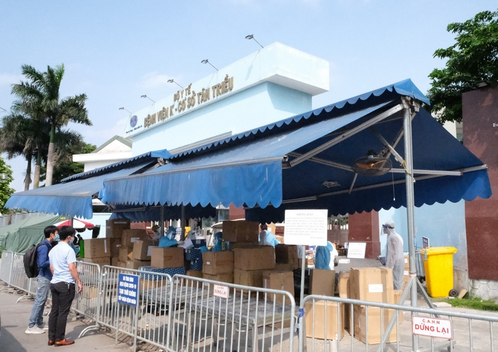 Vietcombank tặng 5 tỷ đồng và 10.000 suất ăn hỗ trợ Bệnh viện K cơ sở Tân Triều - 4