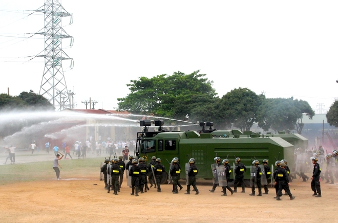 Ảnh: Cảnh sát cơ động diễn tập giải tán đám đông biểu tình gây rối cuộc bầu cử - 8