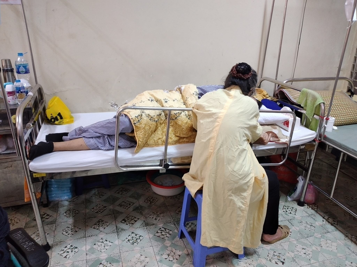 Cụ bà U90 miệt mài chép tin thời tiết mỗi ngày để soạn quần áo cho chồng - 3