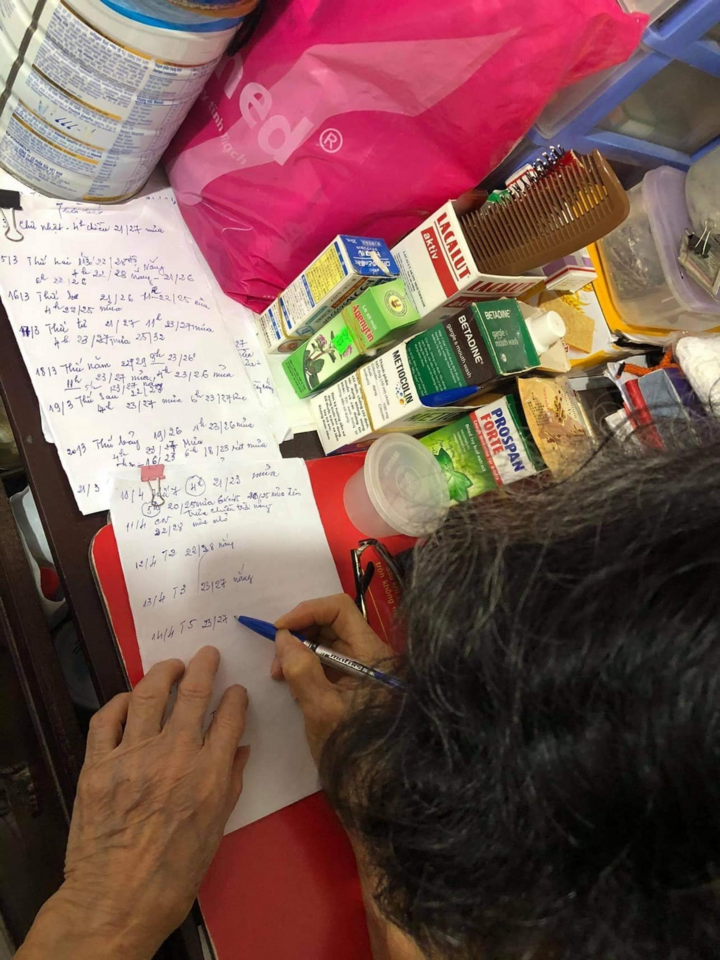 Cụ bà U90 miệt mài chép tin thời tiết mỗi ngày để soạn quần áo cho chồng - 2