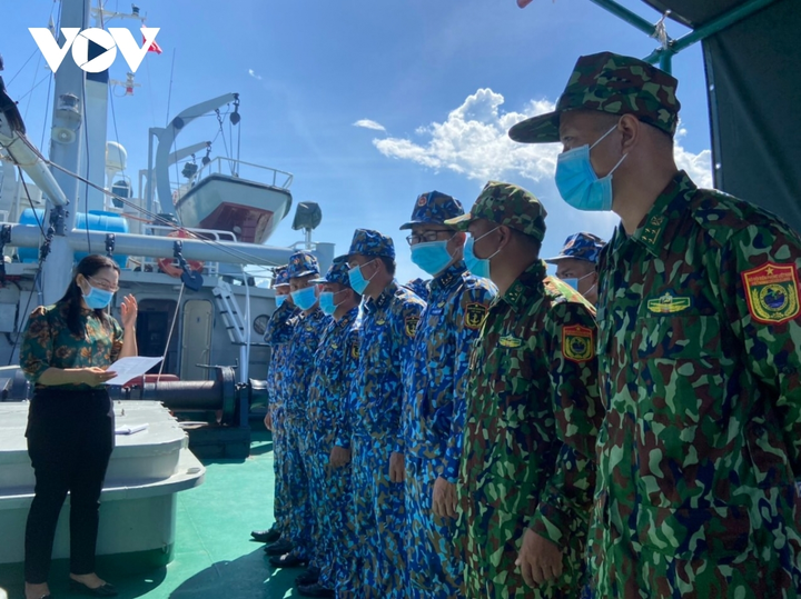 Ảnh: Cán bộ, chiến sĩ bầu cử sớm trên biển Bạc Liêu - 1