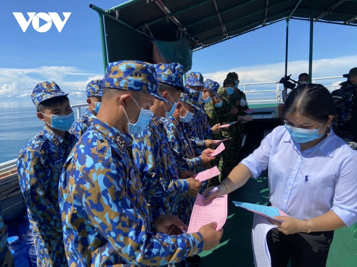 Ảnh: Cán bộ, chiến sĩ bầu cử sớm trên biển Bạc Liêu - 2