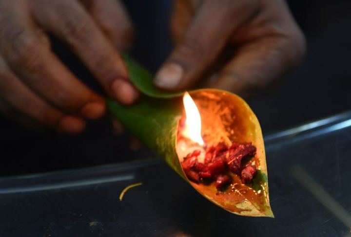 Món ăn lạ ở Ấn Độ, đốt lửa phừng phừng bỏ vào miệng nhưng rất đông người chờ ăn - 3