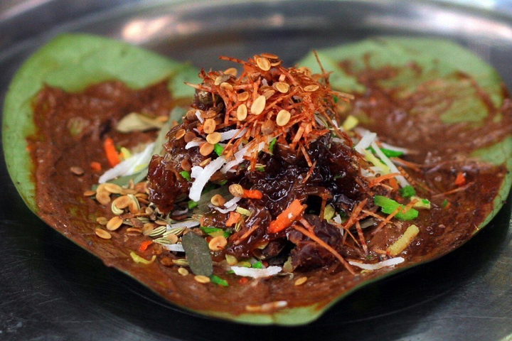 Món ăn lạ ở Ấn Độ, đốt lửa phừng phừng bỏ vào miệng nhưng rất đông người chờ ăn - 5