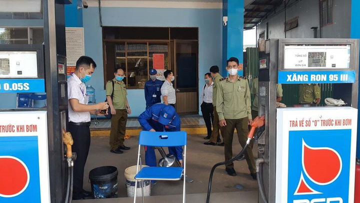 Cây xăng bị rút giấy phép vẫn ngang nhiên mở cửa kinh doanh - 2