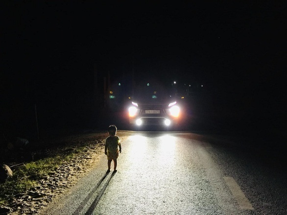 Tài xế Bình Định giúp em bé 2 tuổi bị lạc về nhà lúc 1h sáng - 1