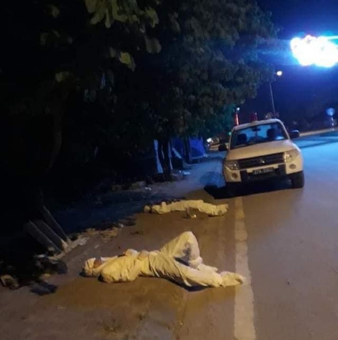 Hai nhân viên y tế Điện Biên kiệt sức, nằm nghỉ bên vệ đường - 1