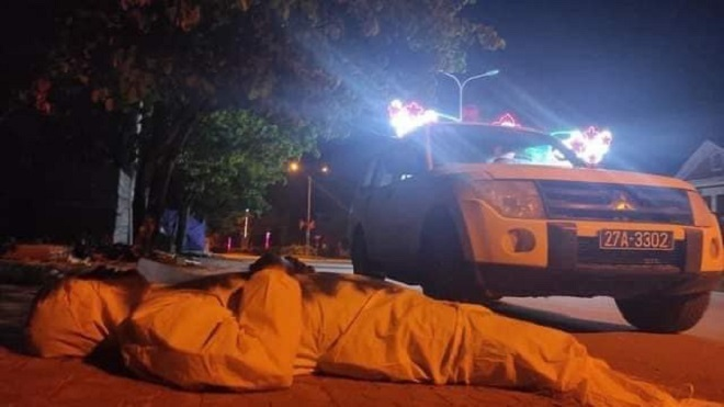 Hai nhân viên y tế Điện Biên kiệt sức, nằm nghỉ bên vệ đường - 2