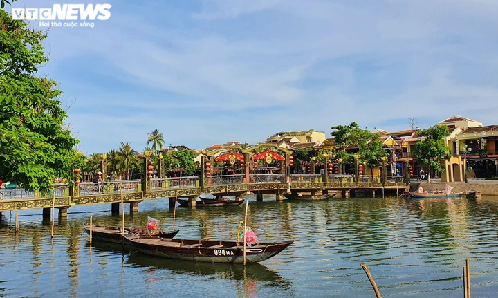 Ảnh: Phố cổ Hội An vắng lặng như tờ, hàng quán, điểm tham quan cửa đóng then cài - 3