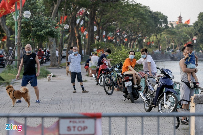 Ảnh: Nhiều người vượt rào chắn chống dịch COVID-19 để check-in hồ Tây - 1