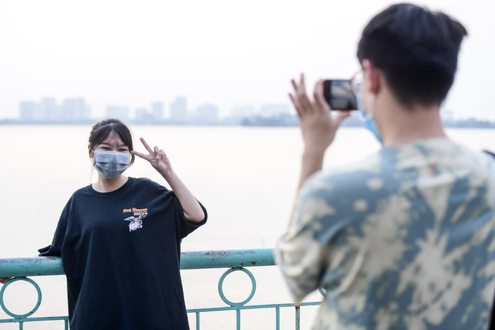 Ảnh: Nhiều người vượt rào chắn chống dịch COVID-19 để check-in hồ Tây - 9