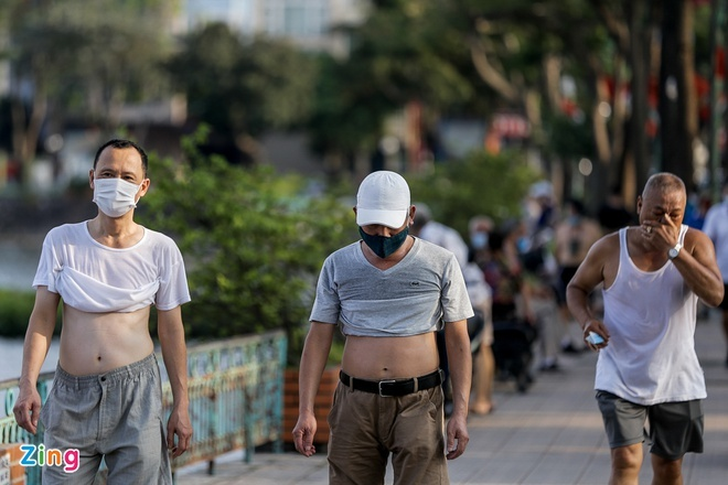 Ảnh: Nhiều người vượt rào chắn chống dịch COVID-19 để check-in hồ Tây - 2