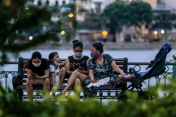 Ảnh: Nhiều người vượt rào chắn chống dịch COVID-19 để check-in hồ Tây - 3