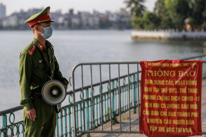 Ảnh: Nhiều người vượt rào chắn chống dịch COVID-19 để check-in hồ Tây - 4