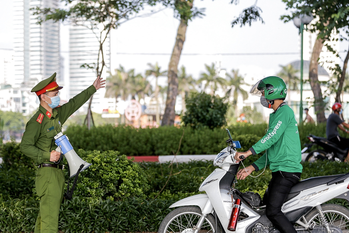 Ảnh: Nhiều người vượt rào chắn chống dịch COVID-19 để check-in hồ Tây - 5