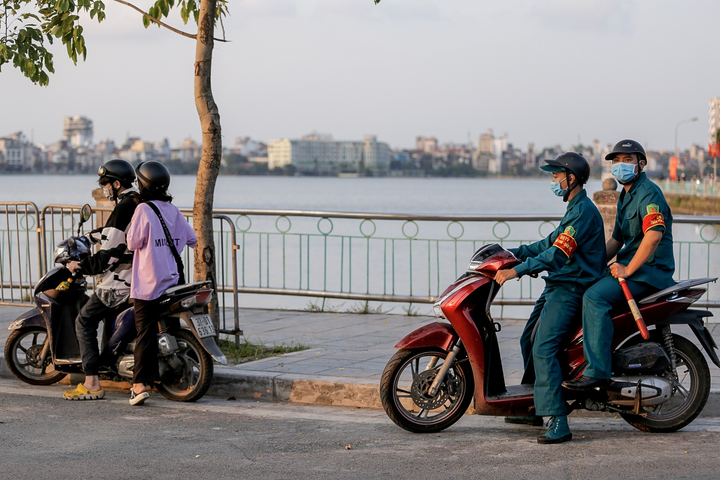 Ảnh: Nhiều người vượt rào chắn chống dịch COVID-19 để check-in hồ Tây - 6