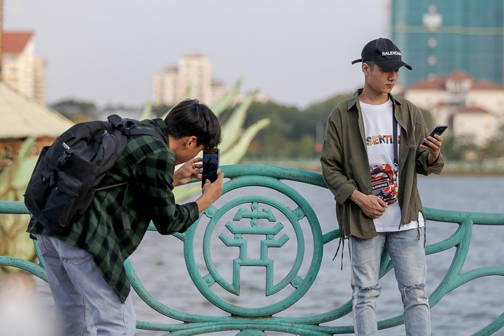 Ảnh: Nhiều người vượt rào chắn chống dịch COVID-19 để check-in hồ Tây - 7