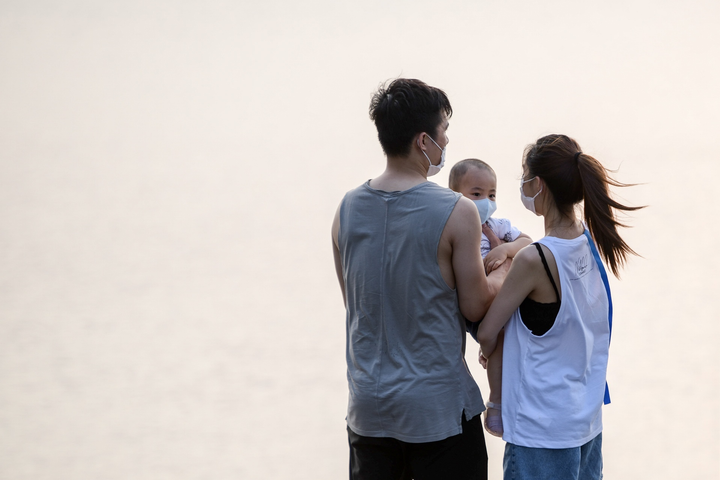 Ảnh: Nhiều người vượt rào chắn chống dịch COVID-19 để check-in hồ Tây - 8