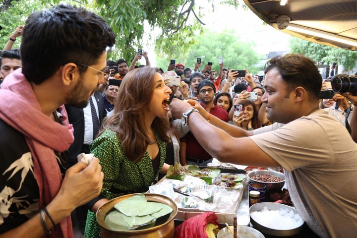 Món ăn lạ ở Ấn Độ, đốt lửa phừng phừng bỏ vào miệng nhưng rất đông người chờ ăn - 4