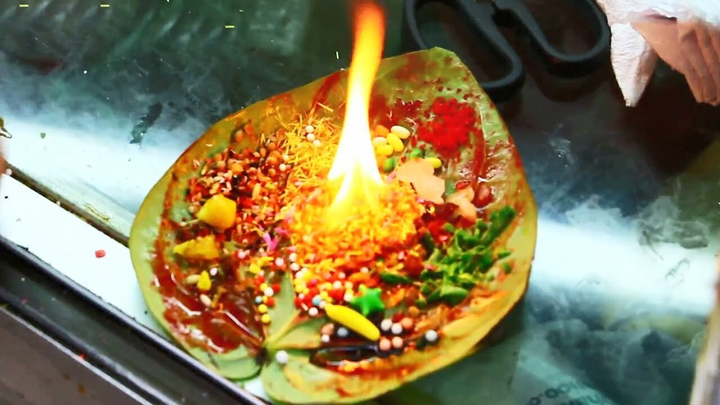 Món ăn lạ ở Ấn Độ, đốt lửa phừng phừng bỏ vào miệng nhưng rất đông người chờ ăn - 2